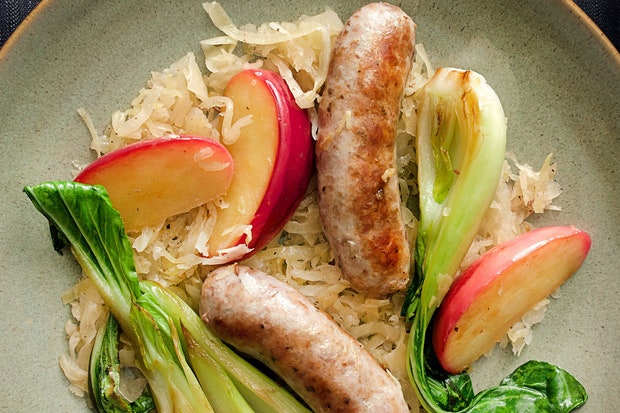 Salchichas Alemanas con Sauerkraut, Manzanas y Bok Choy