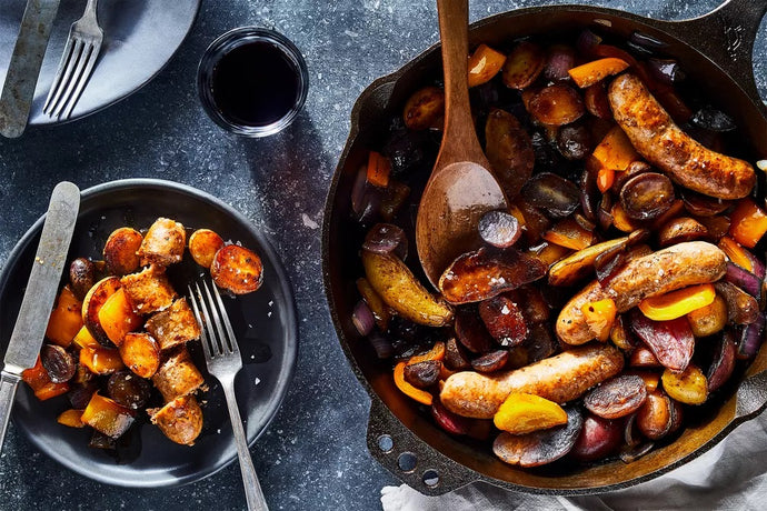 Salchicha, pimientos, cebolla y papas en un solo sartén